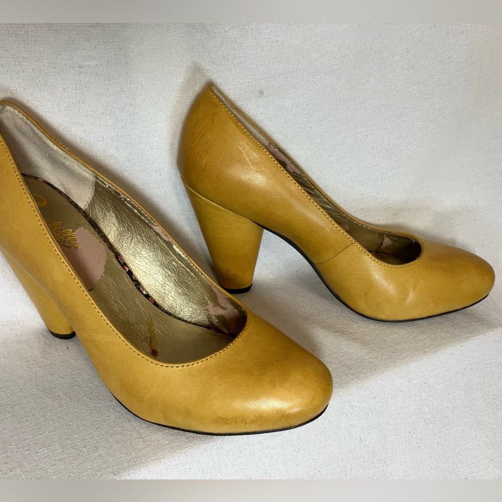 Seychelles Password Leather Pump Heels Closed Toe Mustard Yellow Women Size 9 *